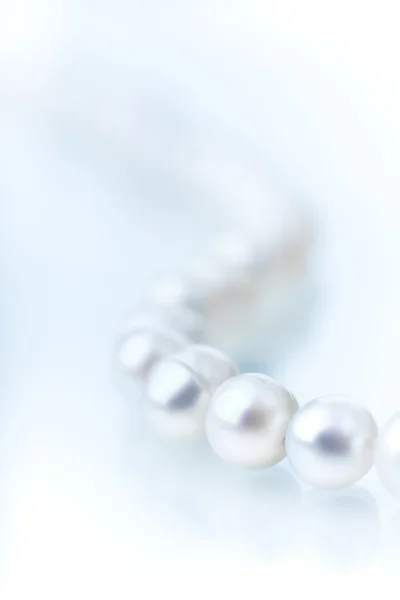 Beyaz arkaplanda güzel mücevherler 