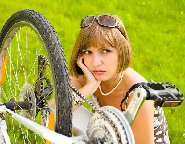Γυναίκα Που Κάθεται Στο Ποδήλατο — Φωτογραφία Αρχείου