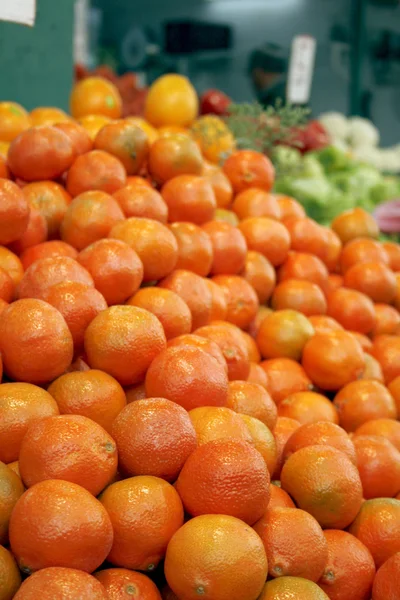 Högen av citrusfrukter i marknaden — Stockfoto
