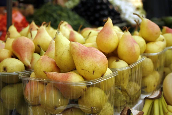 Päron på marknaden — Stockfoto