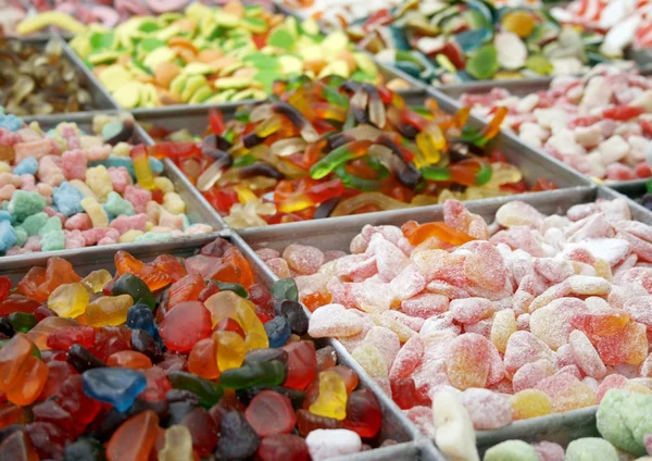 Барвисті цукерки на ринку — стокове фото