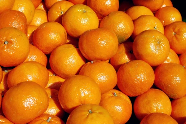 堆的新鲜 mandarines — 图库照片
