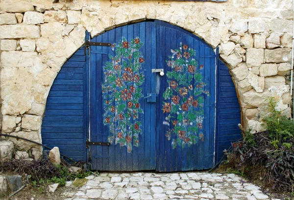 Dekorierte blaue Tür in altem Steinhaus — Stockfoto