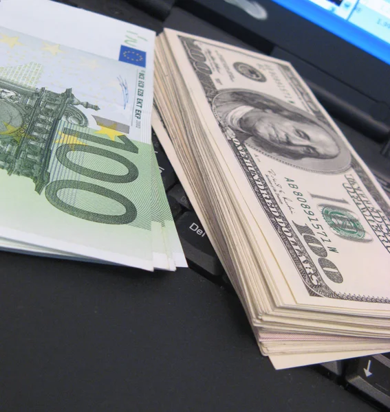 Евро и доллары на клавиатуре — стоковое фото
