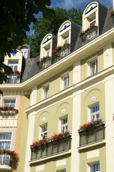Edifício de estilo clássico em Karlsbad - Karlovy Vary, República Checa — Fotografia de Stock