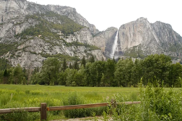 Cascada y prado en Yosemite — Foto de Stock