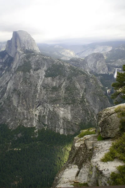 View to Half Dome Pick and waterfalls — Stock Photo, Image