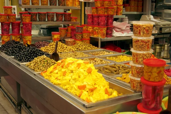 Picled grönsaker på displayen i israely marknaden — Stockfoto