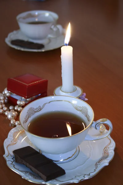 Jevelry dárek a hořící svíce — Stock fotografie