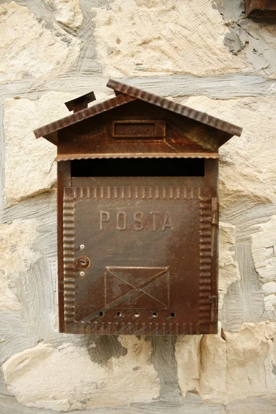 Rustikaler Briefkasten an der Wand — Stockfoto