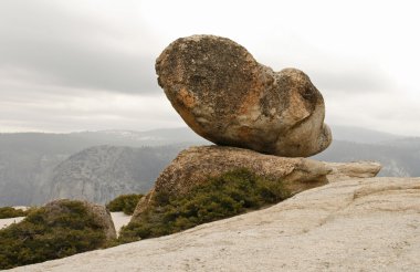 büyük bir taş üzerinde glacier point.