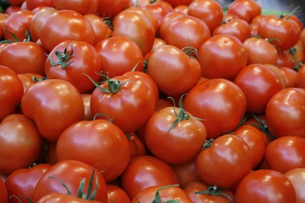 Tomate estupro no mercado — Fotografia de Stock