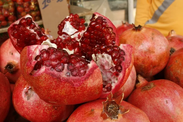 Pomegranates on the market — Stock Photo, Image
