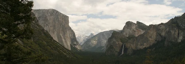 Vista panorámica del valle de Yosemite — Foto de Stock