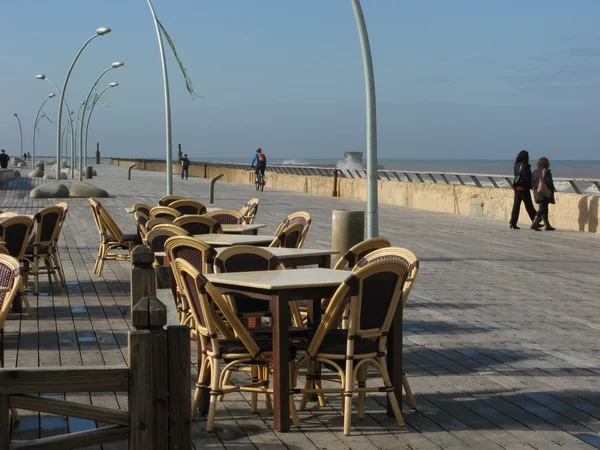 Café de rua vazio no passeio marítimo — Fotografia de Stock