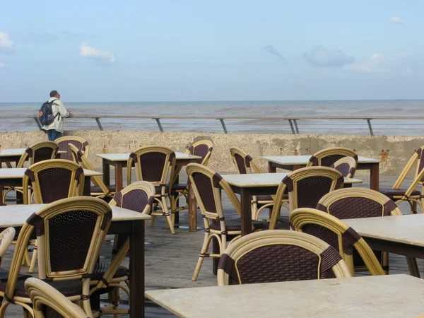 Café de rua vazio no passeio marítimo — Fotografia de Stock