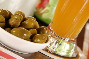 Zeytin tabak ve bardak bira