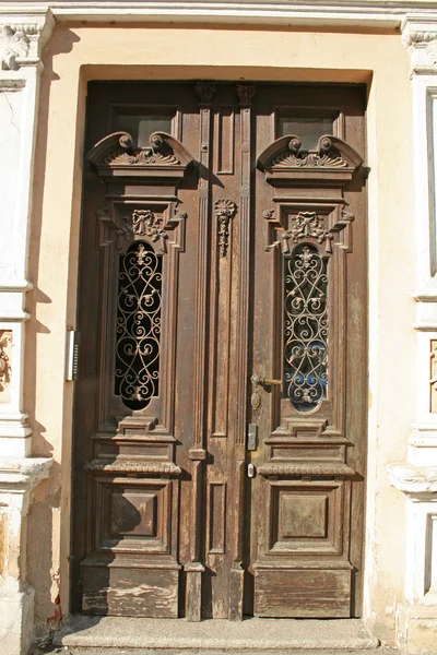 Старая дверь в европейском городе — стоковое фото
