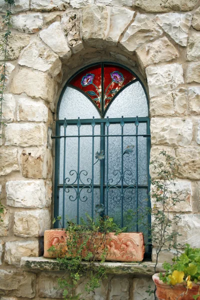 Украшенное окно в старом доме — стоковое фото