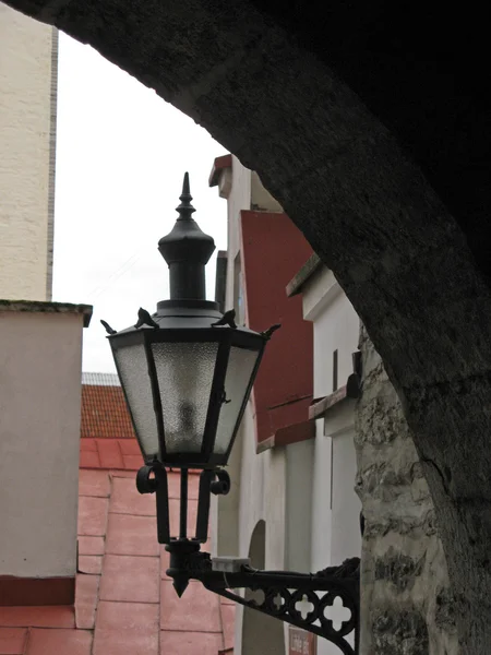 Ulica latarnia w starym Tallinie — Zdjęcie stockowe
