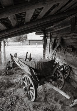 an old wagon with a wooden cart 