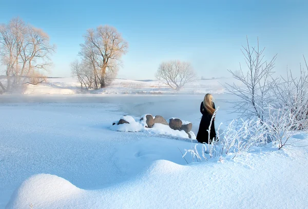 妇女在一个冬天的日子 — 图库照片