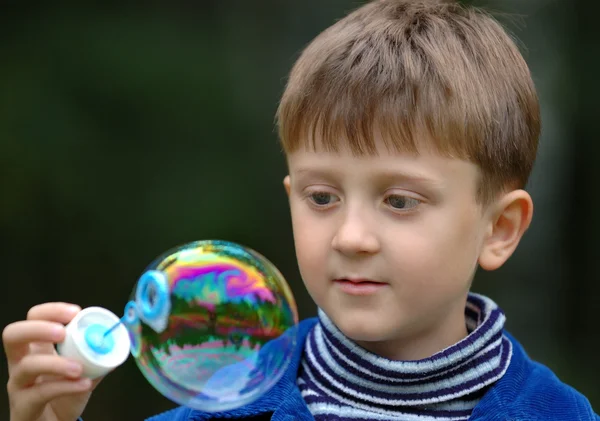 Chlapec a bublina — Stock fotografie