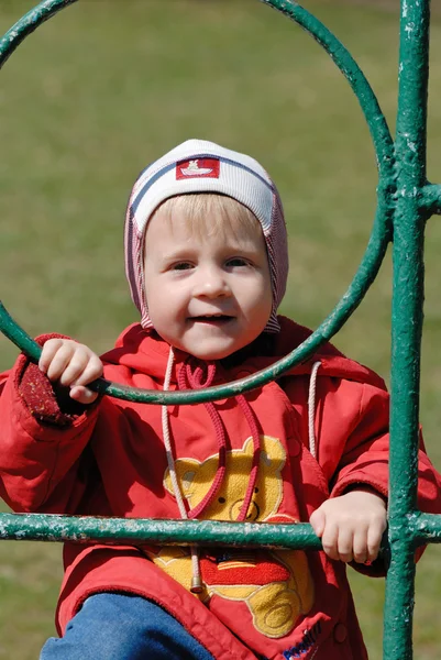 Criança brincando no parque — Fotografia de Stock