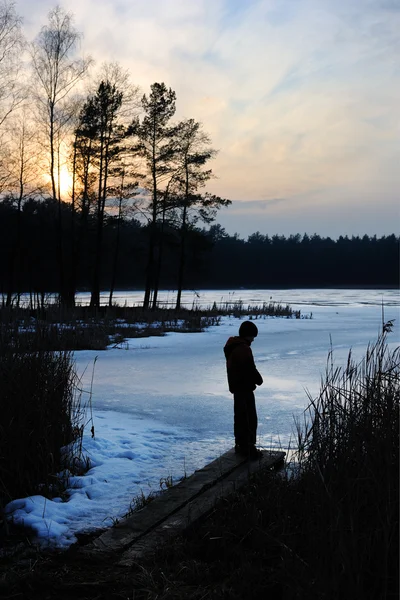 在 3 月中在湖上的日落 — 图库照片