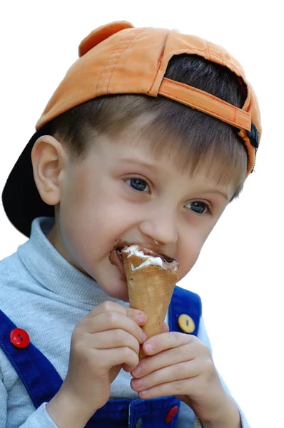 Poika jäätelön kanssa — kuvapankkivalokuva