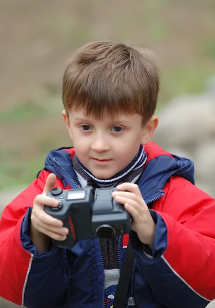 Chlapec s kamerou. — Stock fotografie