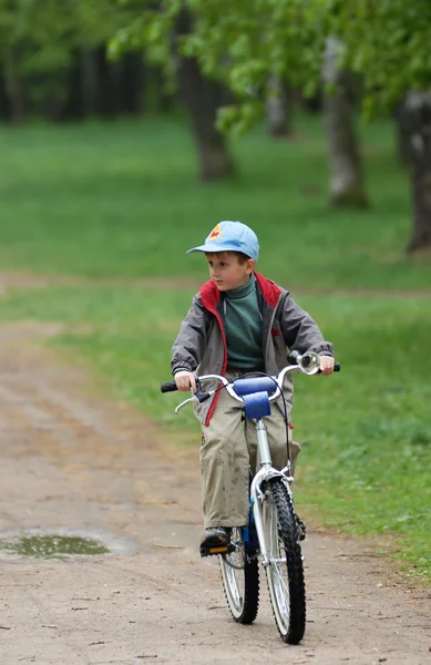 Garçon sur un vélo — Photo