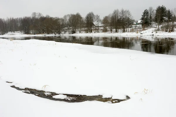 Winter rustikale Landschaft mit Fluss. — Stockfoto