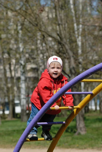 Criança brincando no parque — Fotografia de Stock