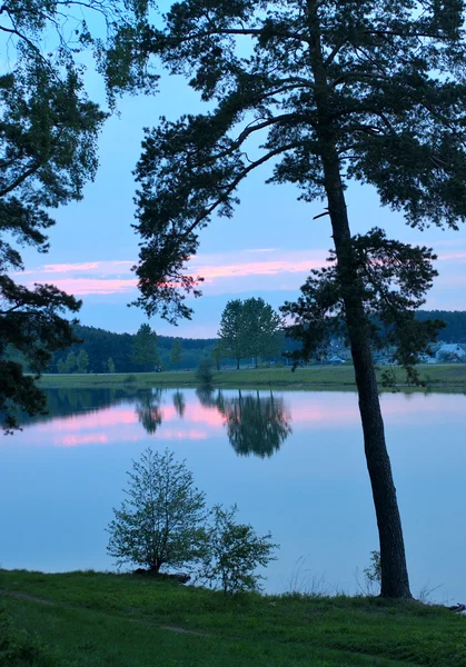 Pôr do sol sobre lago — Fotografia de Stock