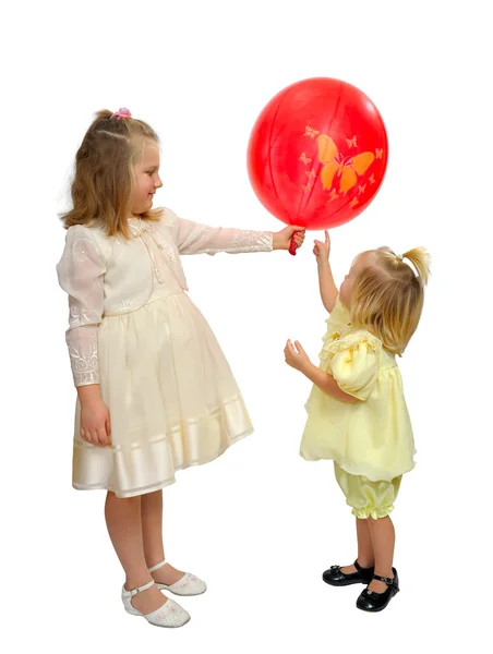 Två tjejer spela med ballonger. — Stockfoto