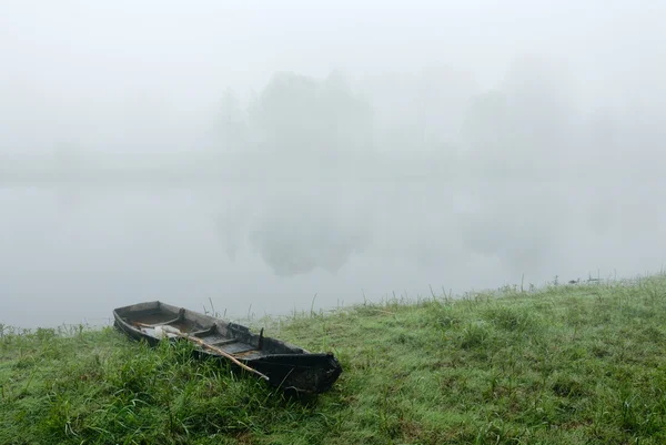 Вранці річка туман — стокове фото