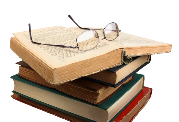 Kitaplar Üzerinde Beyaz Izole Gözlük Yığını — Stok fotoğraf