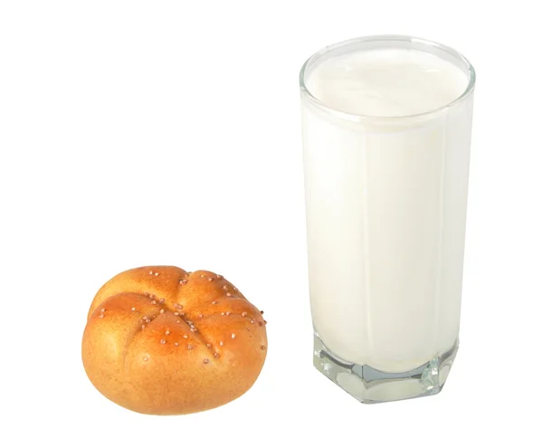 Γάλα στο διαφανές γυαλί και κίτρινο-ΩΡΑ — Φωτογραφία Αρχείου
