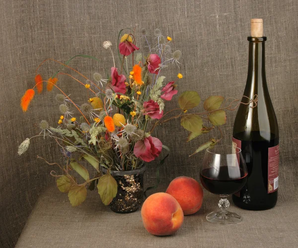 Dois pêssego de laranja, bouquet e vinho tinto . — Fotografia de Stock