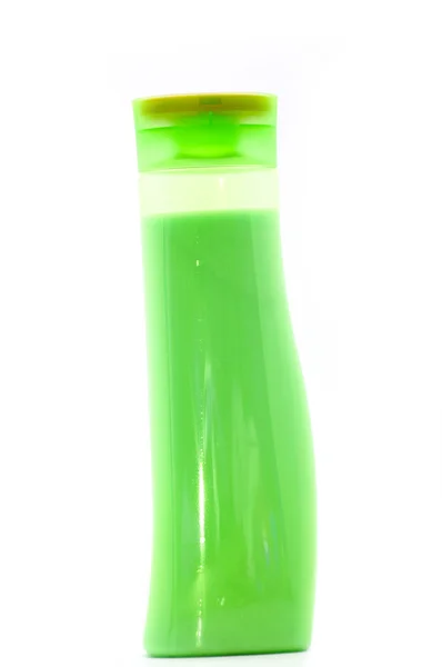 Groene shampoo in fles geïsoleerd — Stockfoto
