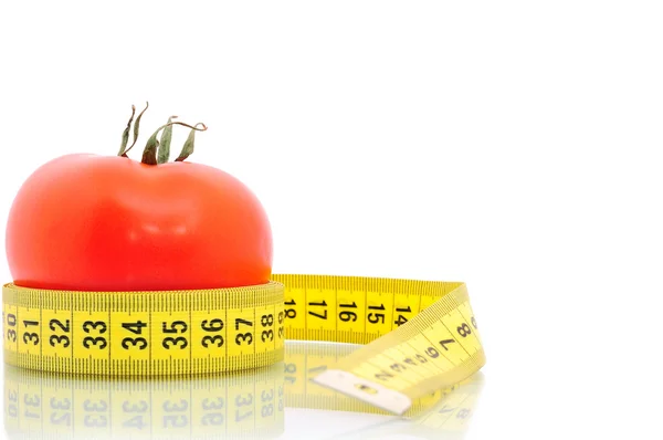 Pomodoro e metro a nastro concetto di dieta — Foto Stock