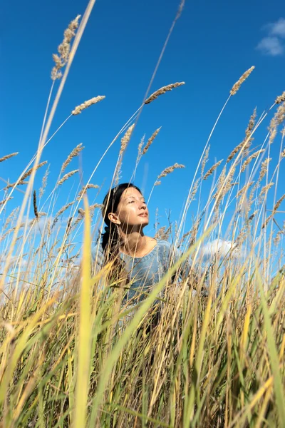 Genç kadın dinlendirici doğa bir plan üzerinde — Stok fotoğraf