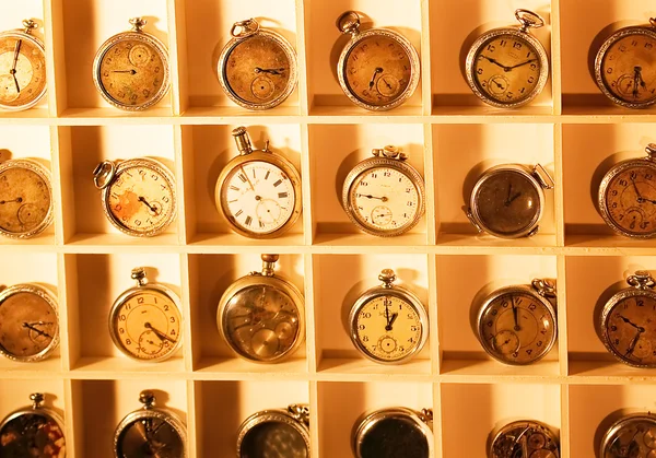 Коллекция старых часов — стоковое фото