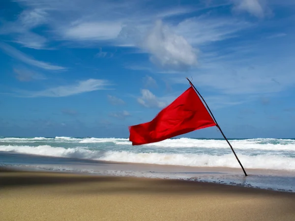 Röd Flagga Stranden — Stockfoto