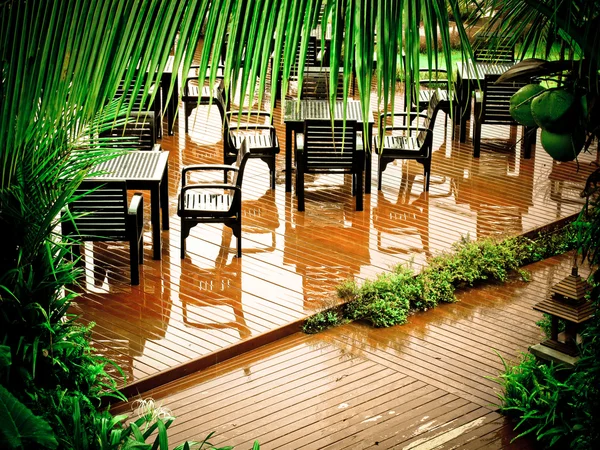 Beautiful Outdoor Swimming Pool Resort Umbrella Chair 스톡 이미지