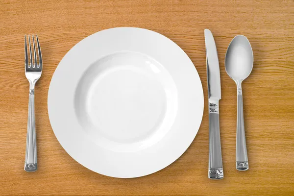 Assiette avec fourchette, couteau et cuillère — Photo