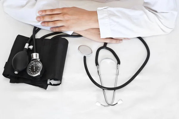 Médico com medidor de pressão arterial — Fotografia de Stock