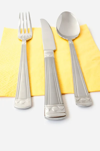 Tenedor, cuchillo y cuchara en servilleta de mesa — Foto de Stock