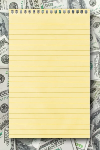 Чистая желтая бумага на фоне денег — стоковое фото